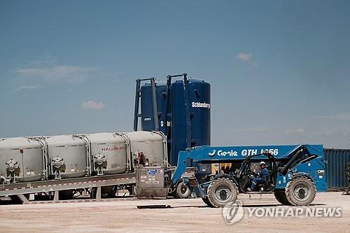 [뉴욕유가] 美 ‘깜짝 성장’에 금리인하 기대 약화…WTI 약보합 마감 – 폰테크 달인