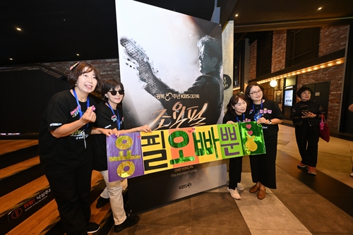 응원봉 흔들며 '친구여' 떼창…콘서트장 된 조용필 '싱어롱'