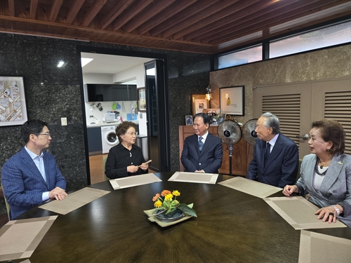 폰테크 달인 권노갑, 노무현 전 대통령 묘역 첫 참배…권양숙 여사와 차담도