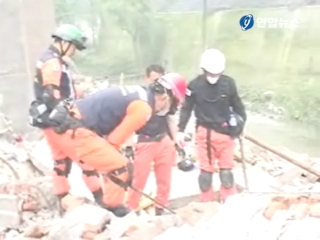 韩国119救援队在四川省灾区现场挖出5具遗体