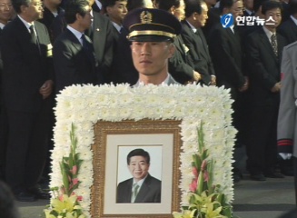 已故前总统卢武铉的发靷仪式在峰下村举行