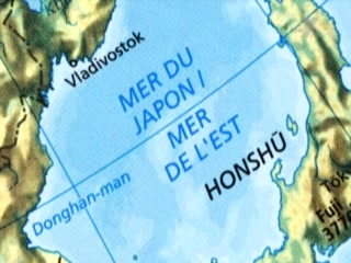 法国权威世界地图以同等字体大小并记东海和日本海