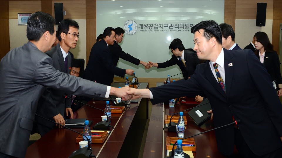 韩朝决定从16日起通过试运营重启开城工业区