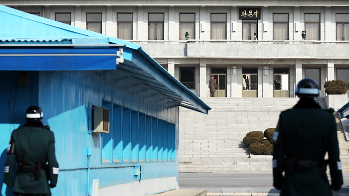韩政府将2名朝鲜船员经板门店送回朝鲜