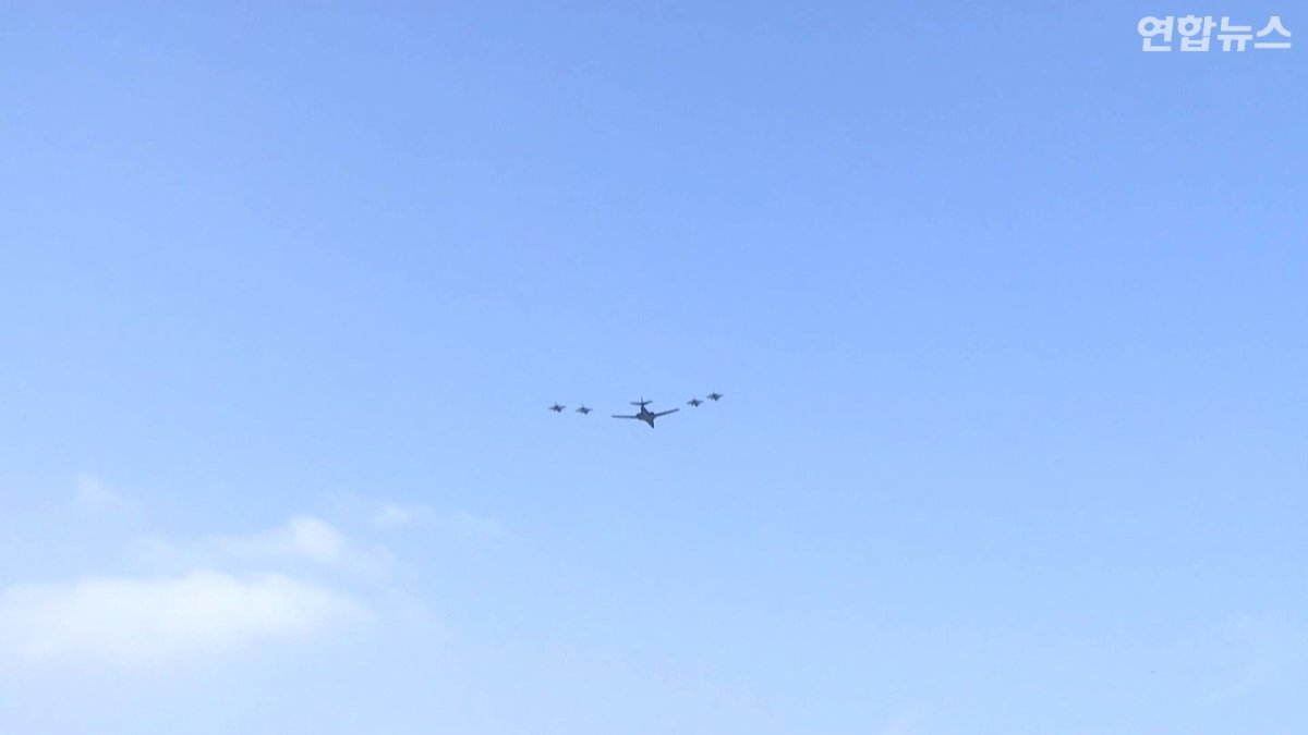 美B-1B轰炸机飞临半岛对朝武力示威