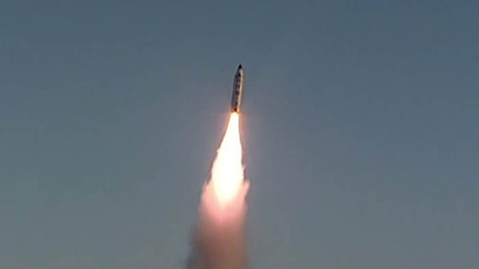 朝媒公开新型中程弹道导弹发射视频