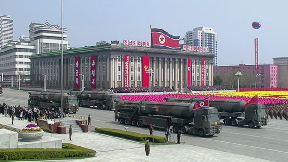 朝鲜在阅兵式上首度公开疑似新型洲际导弹