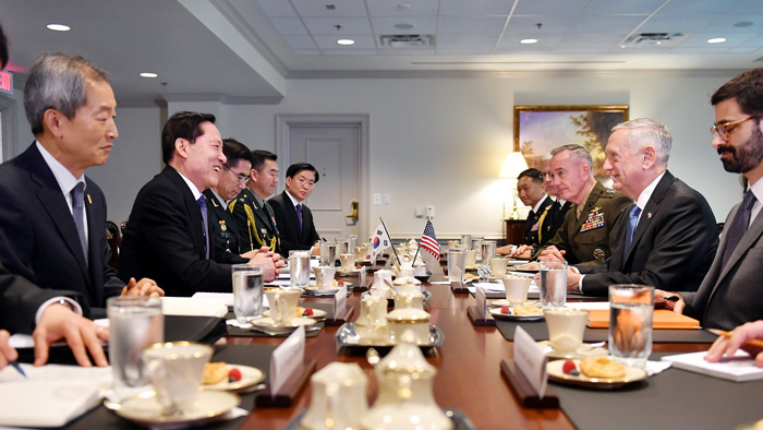 韩美防长会晤提及部署战术核武与核潜艇