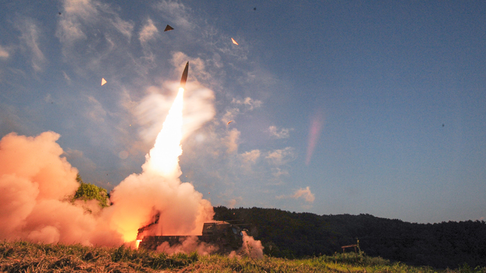 详讯：韩针对朝核试验场演练陆空联合导弹射击