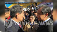 韩国驻华大使卢英敏首次会晤中国外长王毅