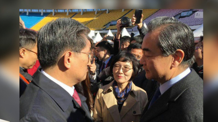 韩国驻华大使卢英敏首次会晤中国外长王毅