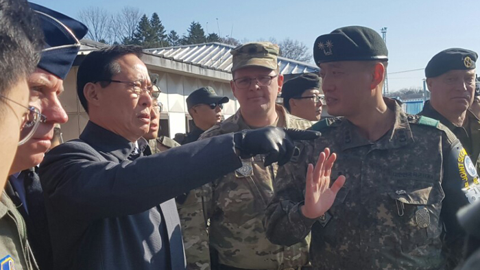 韩防长访问韩朝边境板门店共同警备区