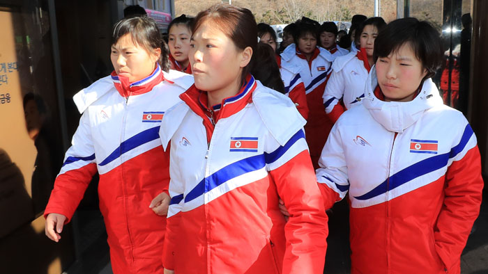 朝鲜女子冰球代表团和冬奥先遣队抵韩