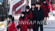朝鲜艺术团下船前往江陵准备在韩首演