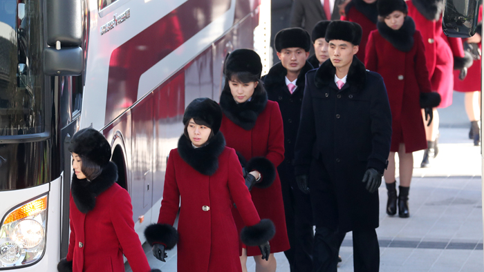 朝鲜艺术团下船前往江陵准备在韩首演
