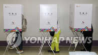 韩国地方选举开始缺席投票 选民热情高于上届