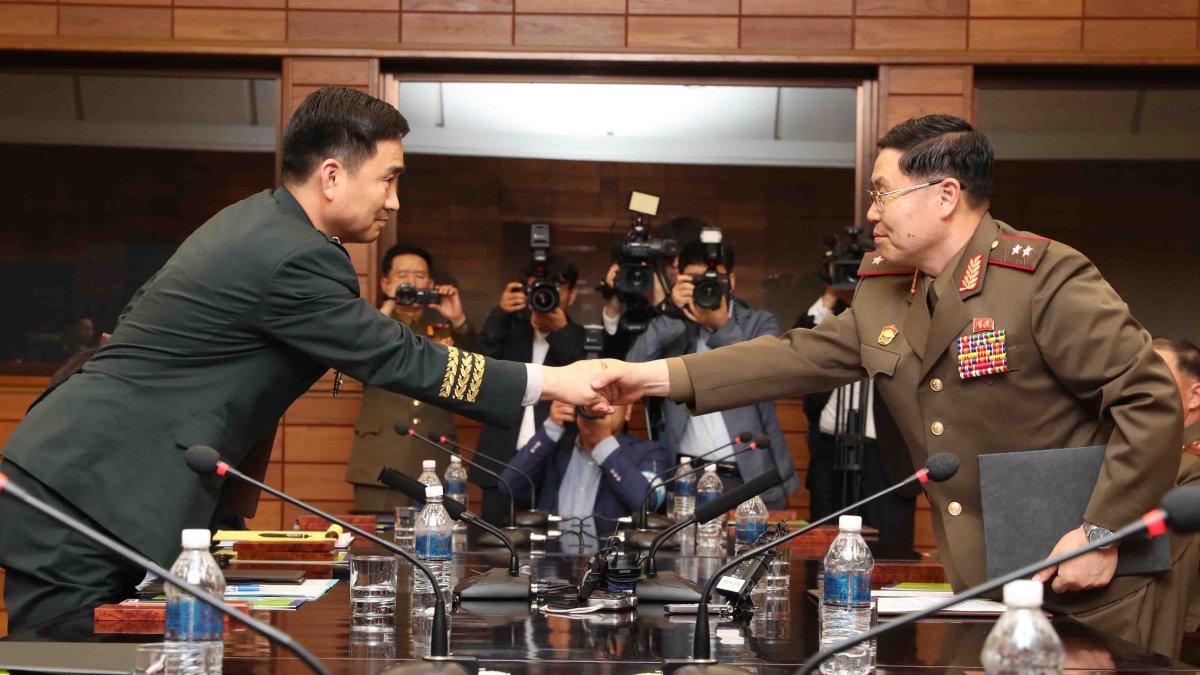 韩朝明在边境开会讨论互撤哨所解除武装