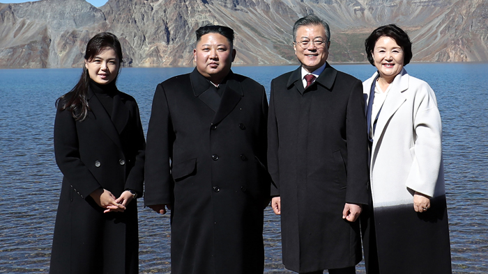 韩朝领导人登上白头山看天池