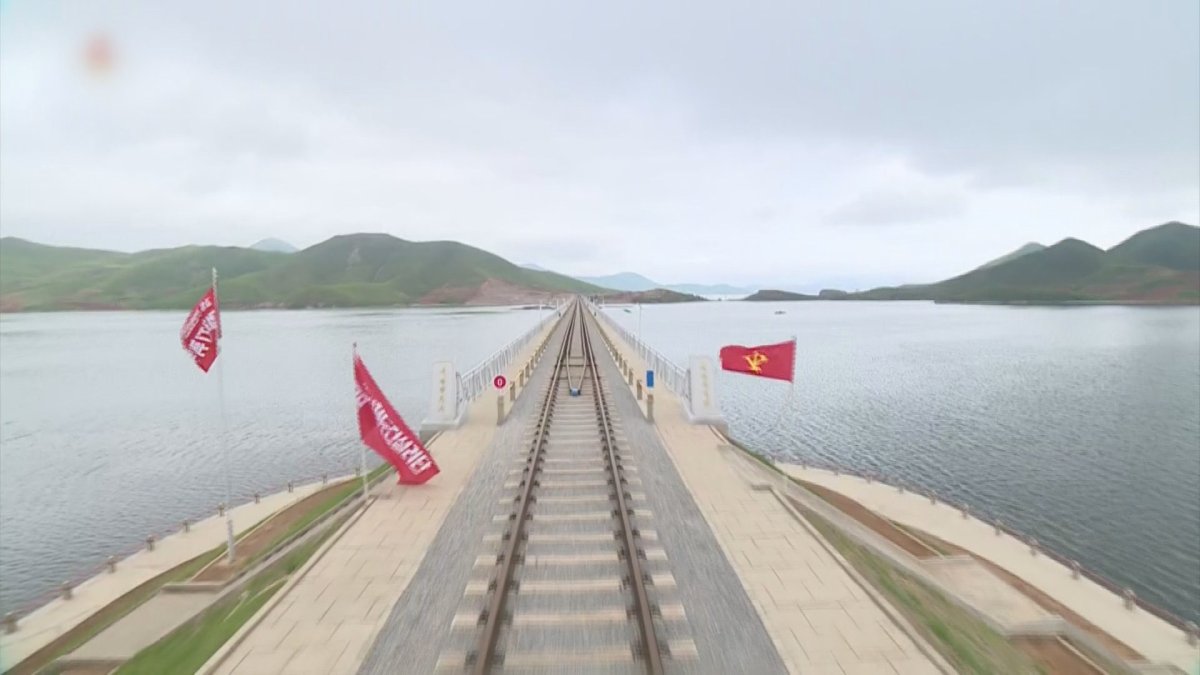 韩青瓦台：争取韩朝下月共同勘察铁路公路对接项目
