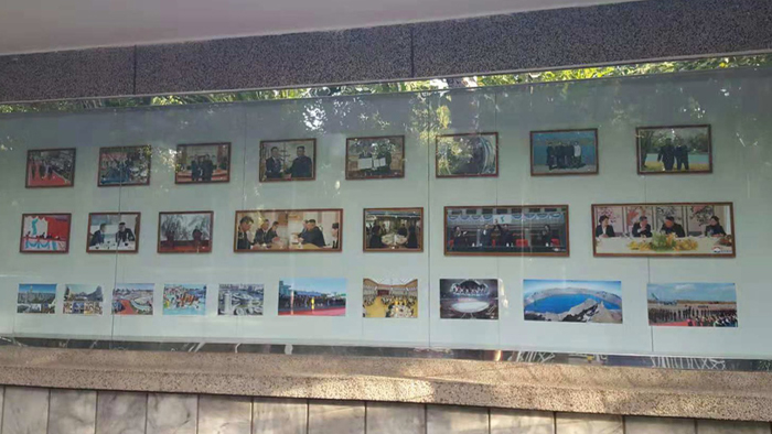 朝鲜驻华使馆公告栏张贴金正恩文在寅照片