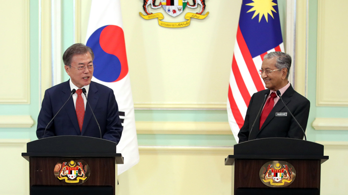 文在寅同马来西亚总理马哈蒂尔举行会谈