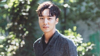 歌手Roy Kim涉郑俊英偷拍门将被警方调查