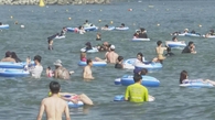 <b>폭염</b>에 폐장 앞둔 해수욕장 피서객들로 '북적'
