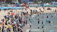 코로나19 재확산 우려 속 폭염 피해 산·바다로