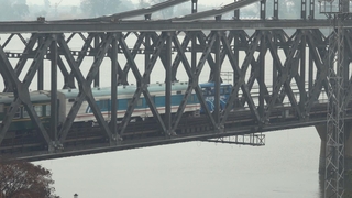 朝鲜货物列车从中国丹东返回新义州