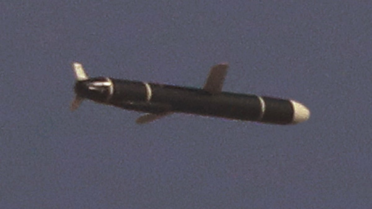朝鲜向东部海域发射疑近程导弹的飞行器