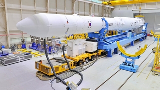 韩自研火箭"世界"号已转运至发射架