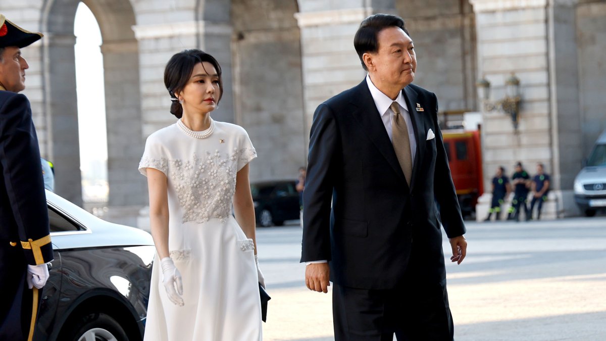 韩总统夫妇出席西班牙国王晚宴