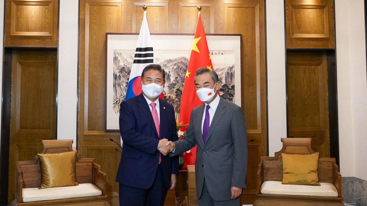 韩国外长朴振同中国外长王毅举行会谈