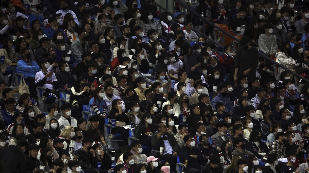 韩政府考虑全面解除户外戴口罩令