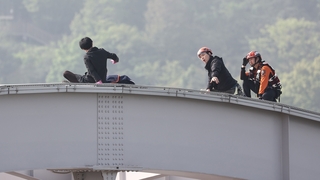 韩国一男子在汉江大桥示威5小时后被救下