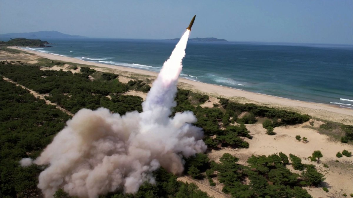 朝鲜向东北方向发射两枚弹道导弹