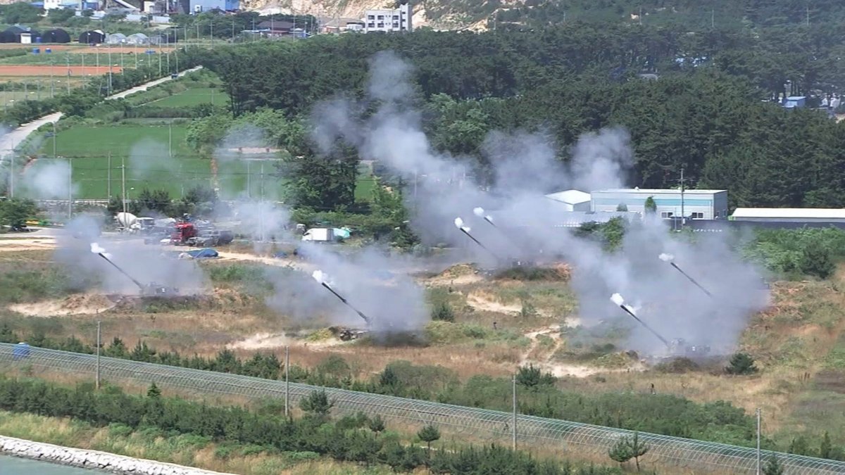 韩军在边界附近地区实施实弹射击演练