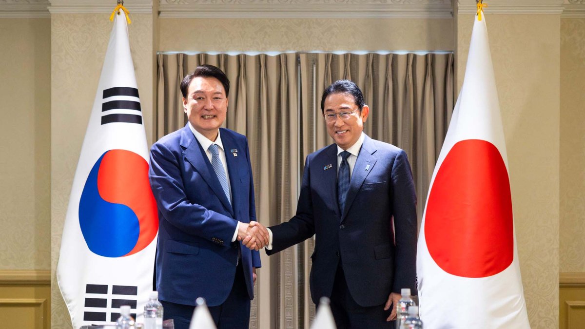 韩日首脑在北约峰会期间举行会谈