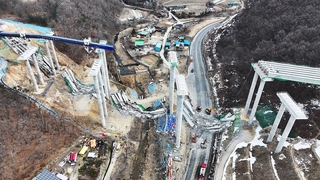 韩国一高速公路在建桥梁坍塌致3死7伤