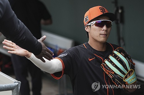Giants outfielder Lee Jung-ho to undergo MRI on tight back