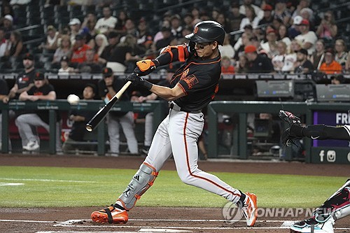 Giants' Lee Jung-hoo enjoys 3-hit game in return to lineup