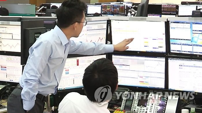资料图片：韩综股指盘中跌破2300点。 韩联社TV截图