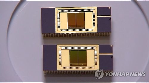 资料图片：3D闪存芯片（NAND） 韩联社/韩联社TV报道画面截图