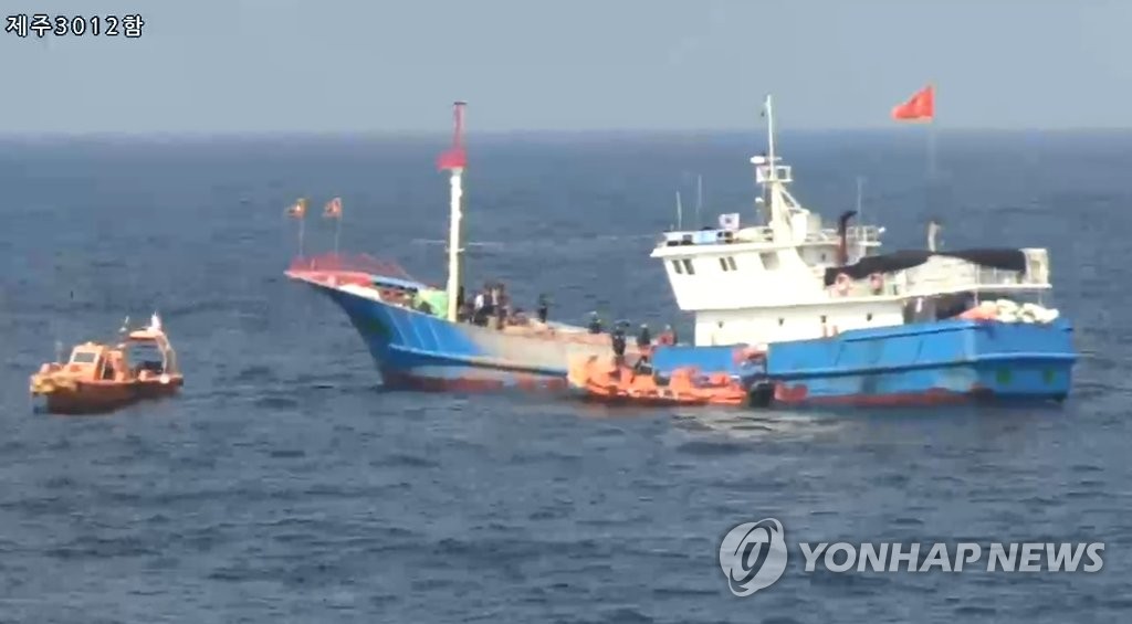 资料图片：非法捕捞的中国渔船 韩联社