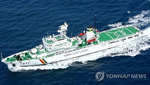 韩海警紧急护送一中国渔船受伤人员