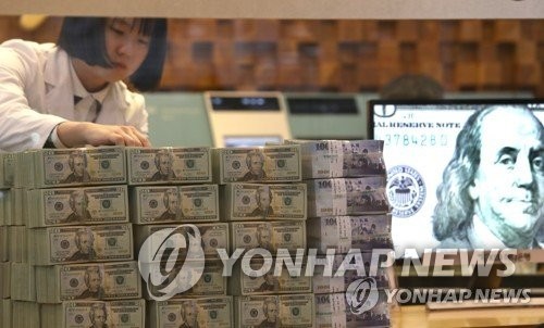 资料图片：在首尔中区乙支路KEB韩亚银行总行，职员正查点外汇。 韩联社