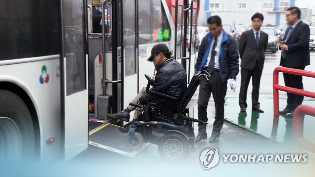 无障碍公交车 韩联社TV供图（图片严禁转载复制）