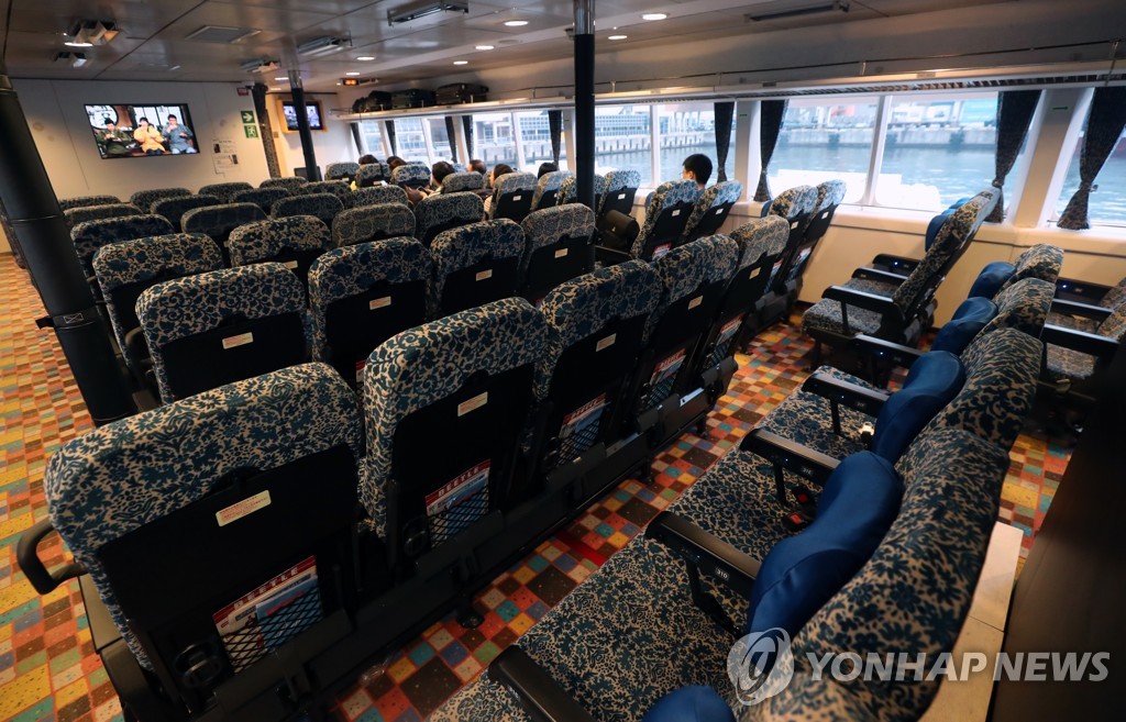 资料图片：釜山至对马岛轮渡客舱内乘客寥寥无几。 韩联社