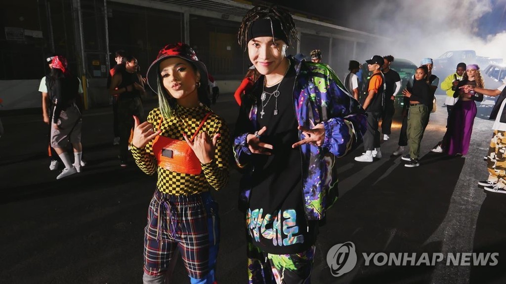 资料图片：j-hope（右）和Becky G，摄于2019年。 韩联社/BIGHIT MUSIC供图（图片严禁转载复制）