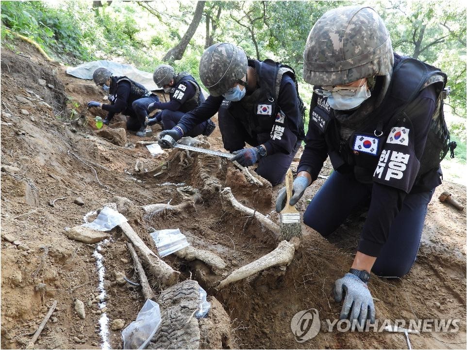 韩军在非军事区箭头山寻骸工作结束